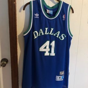 Dirk Nowitzki throwback Mavericks jersey